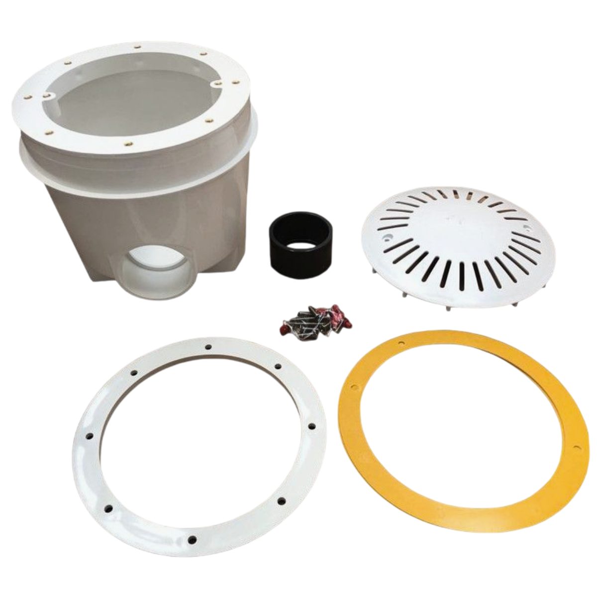 Kit completo Scarico di fondo con griglia antivortice per piscina in cemento armato con membrana in PVC Pools Immagine che raffigura il kit completo dello scarico di fondo con glia antivortice, guarnizioni, viti e flangia di tenuta.