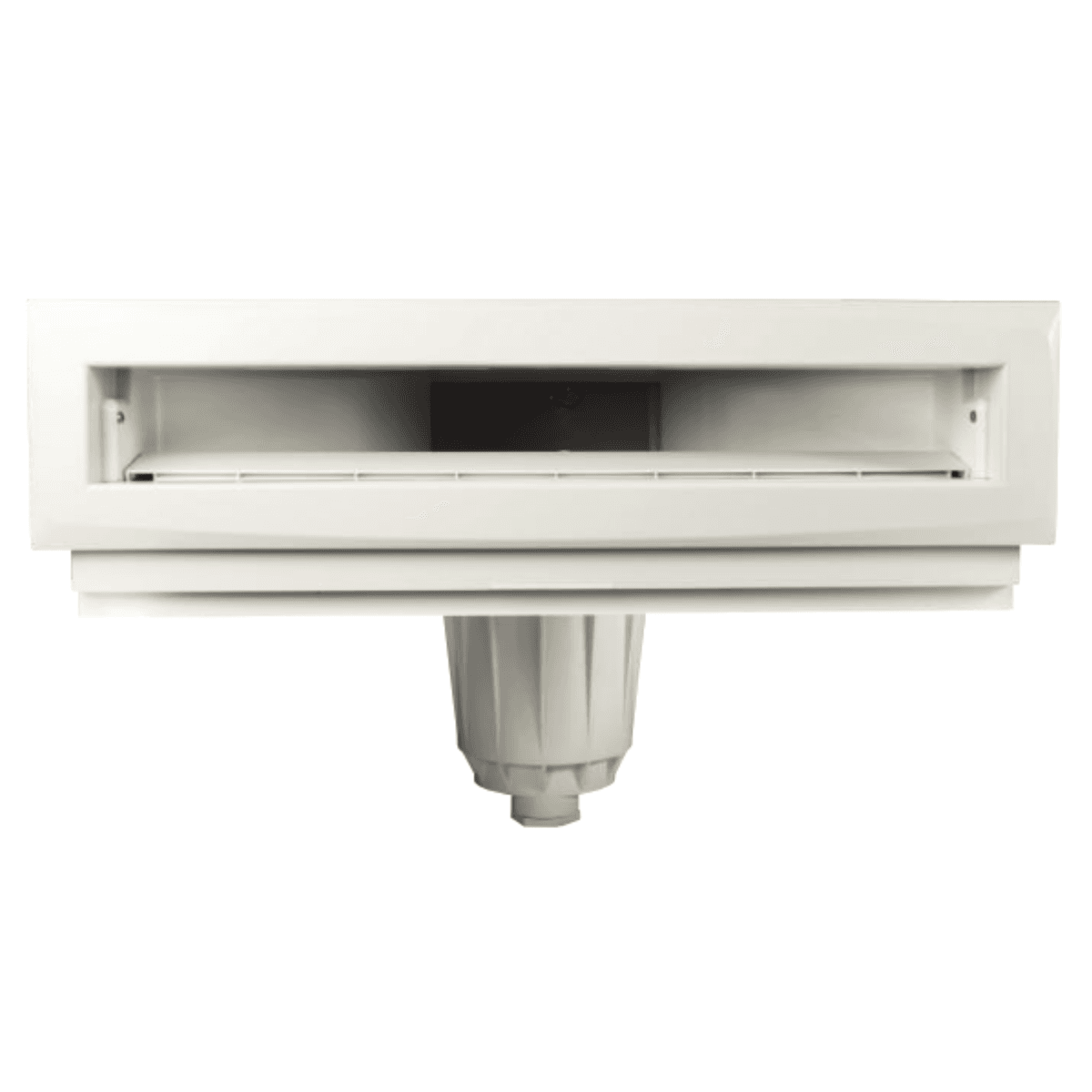 SKIMMER SFIORATORE BIANCO Skimmer sfioratore per piscine in cemento armato (c.a.) con membrana in PVC, del marchio Pool's. Lo skimmer è di colore bianco e presentato su uno sfondo bianco. Lo skimmer ha una forma rettangolare allungata, progettata per essere integrata nel bordo della piscina a livello della superficie dell'acqua. La parte superiore presenta una lunga fessura orizzontale che permette l'ingresso dell'acqua superficiale nella camera di skimmeraggio. Sopra la fessura si trova un coperchio rettangolare rimovibile, leggermente più largo della fessura stessa. Questo coperchio è liscio e presenta un piccolo incavo rettangolare centrale per facilitarne la presa e la rimozione. Il corpo principale dello skimmer si estende verso il basso con una forma a imbuto, allargandosi nella parte superiore in corrispondenza della fessura di aspirazione e restringendosi verso il basso dove si trova il raccordo per il collegamento al sistema di filtrazione. Sul lato dello skimmer si nota un raccordo laterale, probabilmente per il collegamento del tubo di troppo pieno o per altre funzioni accessorie.