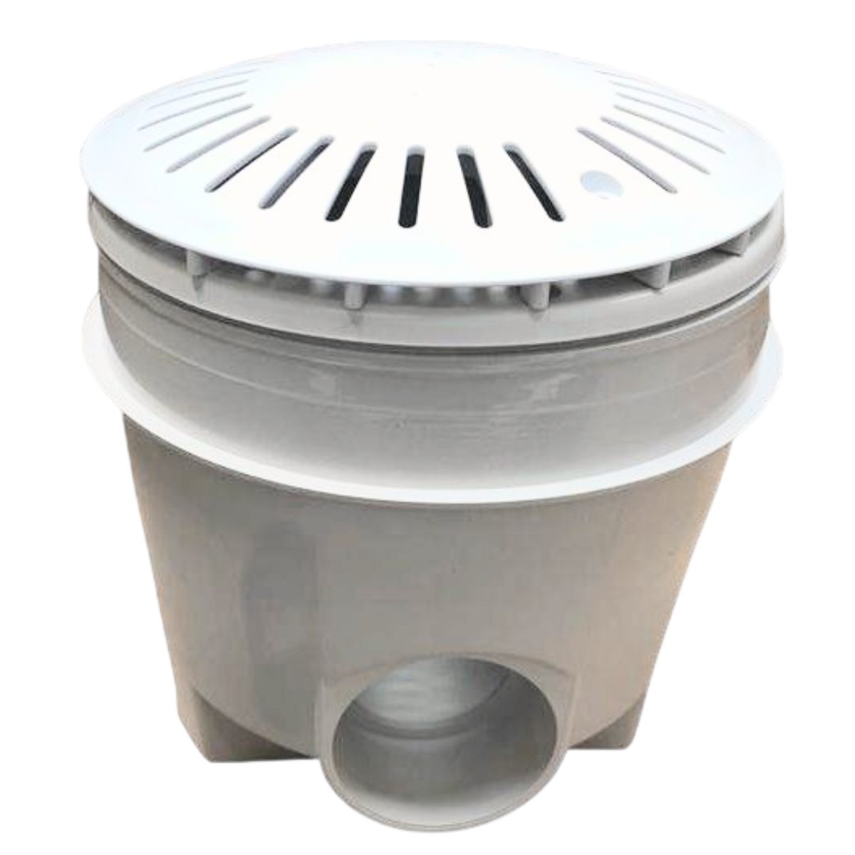 Scarico di fondo con griglia antivortice per piscina in cemento armato con membrana in PVC Pools Immagine che mostra uno scarico di fondo per piscina installato sulla superficie del fondo, con il sistema progettato per raccogliere e dirigere l'acqua verso il sistema di filtrazione, mantenendo l'acqua della piscina pulita e priva di detriti