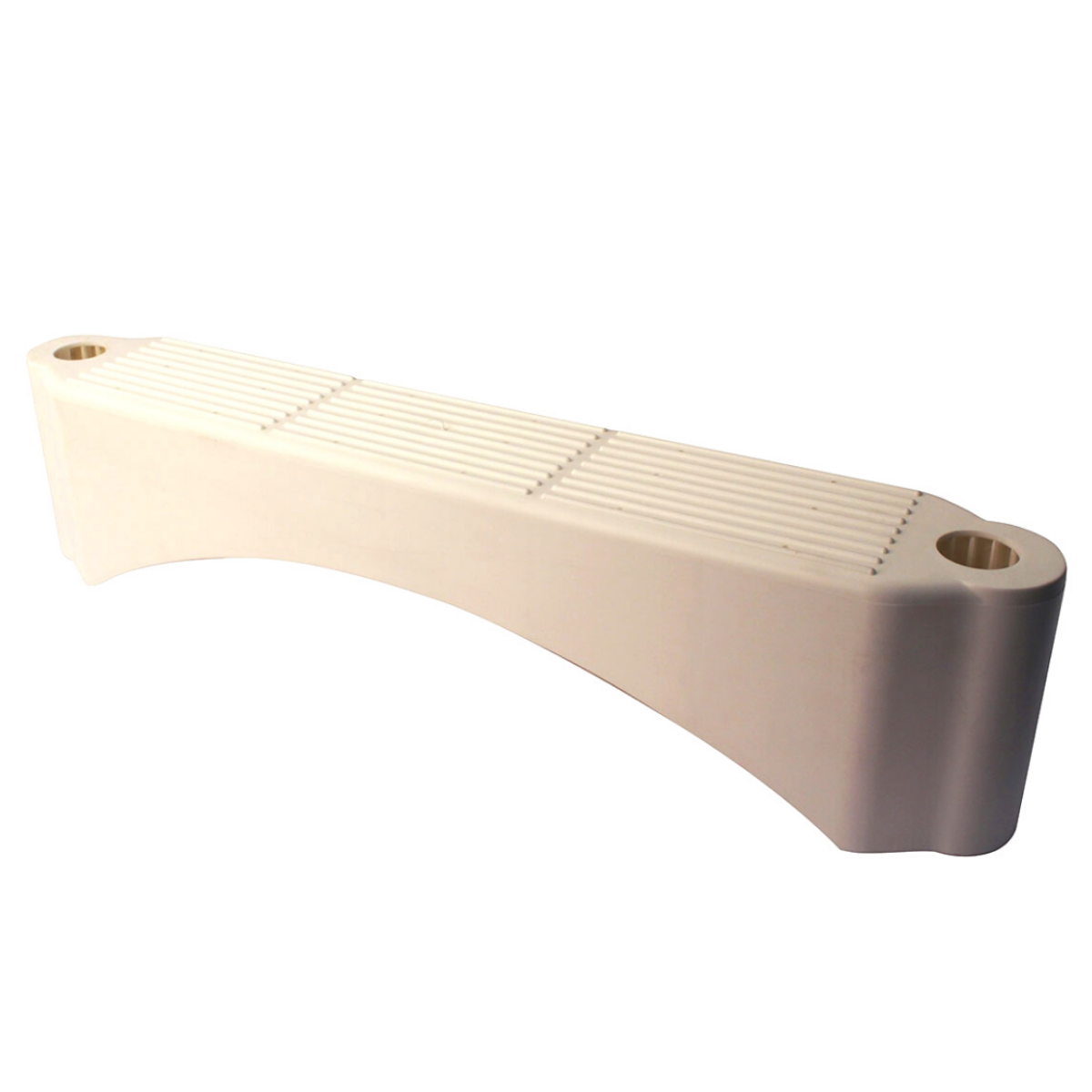 Mostra un singolo gradino di ricambio per una scaletta da piscina, fotografato in prospettiva su uno sfondo bianco. Il gradino è realizzato in plastica robusta, di colore bianco avorio o beige chiaro. Ha una forma allungata e presenta uno spessore significativo, suggerendo solidità. La caratteristica più evidente è che la superficie superiore calpestabile è dritta rispetto ai punti di fissaggio laterali. Questa superficie superiore è dotata di una texture antiscivolo molto marcata, costituita da numerose nervature parallele in rilievo che corrono dalla parte anteriore a quella posteriore del gradino. Questa area texturizzata è suddivisa in tre sezioni da due fasce trasversali lisce. Le due estremità del gradino sono più spesse e sagomate. Ciascuna estremità presenta un grande foro circolare passante, chiaramente destinato all'inserimento dei tubolari verticali della scaletta o al fissaggio tramite perni. Sui fianchi, vicino alle estremità, si notano anche delle sagomature aggiuntive, probabilmente per l'allineamento o l'incastro con la struttura della scaletta.