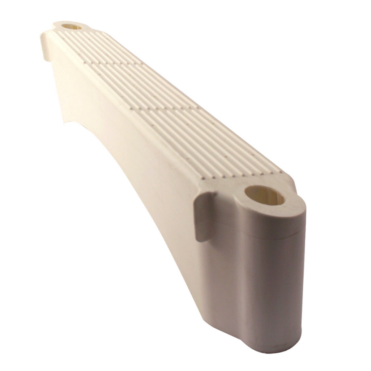 RLSC2SCAI Mostra un singolo gradino di ricambio per una scaletta da piscina, fotografato in prospettiva su uno sfondo bianco. Il gradino è realizzato in plastica robusta, di colore bianco avorio o beige chiaro. Ha una forma allungata e presenta uno spessore significativo, suggerendo solidità. Si nota una leggera curvatura lungo l'asse maggiore del gradino. La caratteristica più evidente è che la superficie superiore calpestabile è inclinata rispetto ai punti di fissaggio laterali; non è parallela alla base immaginaria del pezzo. Questa superficie superiore è dotata di una texture antiscivolo molto marcata, costituita da numerose nervature parallele in rilievo che corrono dalla parte anteriore a quella posteriore del gradino. Questa area texturizzata è suddivisa in tre sezioni da due fasce trasversali lisce. Le due estremità del gradino sono più spesse e sagomate. Ciascuna estremità presenta un grande foro circolare passante, chiaramente destinato all'inserimento dei tubolari verticali della scaletta o al fissaggio tramite perni. Sui fianchi, vicino alle estremità, si notano anche delle sagomature aggiuntive, probabilmente per l'allineamento o l'incastro con la struttura della scaletta.