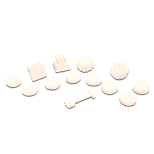 Collezione di piccoli componenti sparsi su uno sfondo bianco uniforme. Tutti i pezzi sono realizzati nello stesso materiale plastico e hanno lo stesso colore, un bianco panna o avorio. Si possono distinguere diverse forme e tipologie di componenti: Tappi Circolari Piatti: Sono il tipo più numeroso. Si vedono almeno 7-8 dischi piatti e circolari, probabilmente destinati a chiudere le estremità di tubi tondi. Tappo Quadrato/Rettangolare: È presente almeno un pezzo piatto di forma approssimativamente quadrata. Base/Piede Quadrato: Un componente ha una base più spessa con una cavità quadrata, suggerendo che sia un piede o un supporto per un montante a sezione quadrata. Tappi a Coppa/Profondi: Due pezzi hanno una forma più profonda, simile a una piccola coppa o ditale, forse per fungere da piedini d'appoggio o tappi più avvolgenti. Leva/Elemento Allungato: Un pezzo si distingue per la sua forma allungata e sottile, con estremità leggermente più spesse, che ricorda una piccola leva, un fermo o un elemento di collegamento.