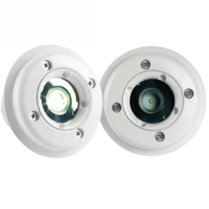 Fari a LED circolari di colore bianco. I fari sono presentati su uno sfondo bianco. Entrambi hanno un design simile, ma sono mostrati da angolazioni leggermente diverse. Faro sulla sinistra: È mostrato leggermente di lato, permettendo di vedere la profondità del corpo. Ha una cornice circolare bianca fissata con quattro viti in acciaio inossidabile disposte simmetricamente. Al centro si trova una lente trasparente attraverso la quale si intravede la sorgente luminosa LED, che appare come un insieme di piccoli punti luminosi di colore bianco. La parte posteriore del faro è cilindrica e di colore bianco. Faro sulla destra: È mostrato frontalmente. Presenta la stessa cornice circolare bianca con quattro viti in acciaio inossidabile. La lente centrale è trasparente e rivela la disposizione circolare dei LED bianchi. Al centro dei LED si nota un piccolo punto di colore verde. La parte posteriore non è visibile in questa angolazione.