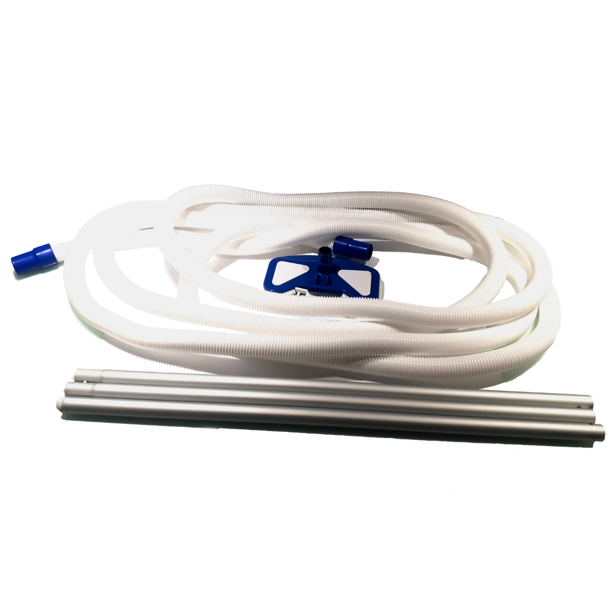 Aspirafango completo Piscine Laghetto Su di uno sfondo bianco vediamo un lungo tubo corrugato di colore bianco con all'estermità dei connettori di colore blu. All'interno del tubo che è arrotolato su se stesso, vediamo una spazzola per l'aspirazione del fondo di colore bianco e blu a forma rettangolare. Nella parte inferiore vediamo tre manici di colore grigio, presumibilmente di alluminio.