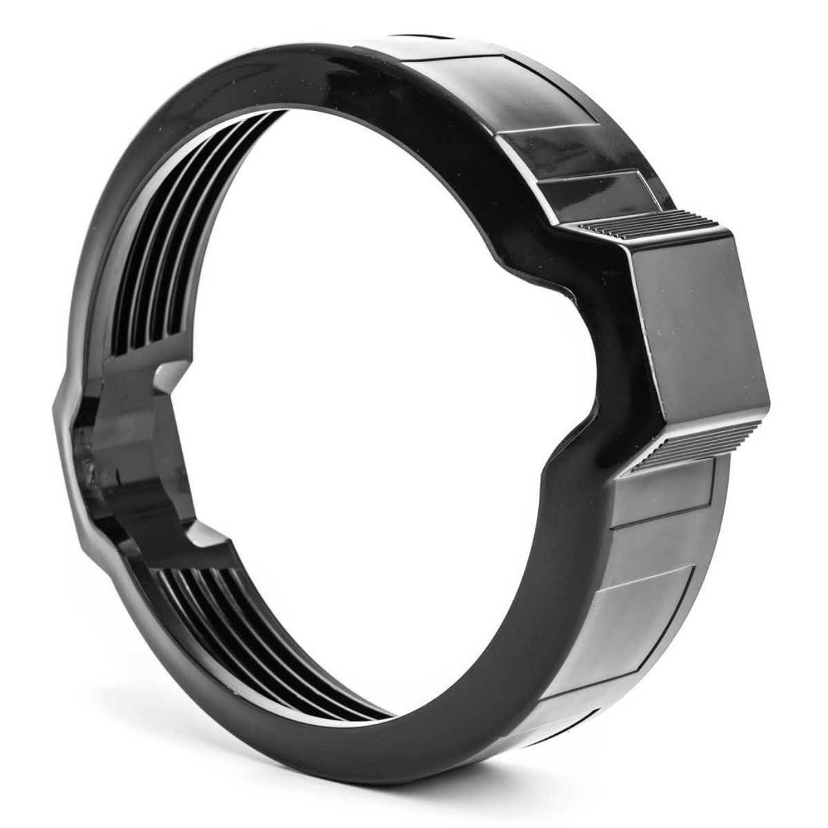 4404180204 Su di uno sfondo bianco si nota una ghiera circolare di colore nero, pezzo di ricambio utilizzato per i filtri a sabbia delle piscine. La forma è quella di una ciambella aperta. L'anello presenta un profilo esterno liscio, intervallato da segmenti rettangolari in rilievo che potrebbero fungere da punti di presa o rinforzo strutturale. La superficie lucida riflette la luce, mettendo in evidenza la qualità del materiale.