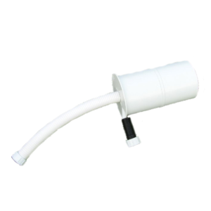 Su uno sfondo completamente bianco, un componente tecnico per piscine, specificamente uno skimmer, presumibilmente di tipo esterno o galleggiante, data la sua struttura. Il componente principale è un corpo cilindrico verticale realizzato in plastica bianca opaca. Dalla parte superiore/laterale di questo cilindro si diparte un tubo flessibile corrugato, anch'esso di colore bianco. Questo tubo si estende verso sinistra e verso il basso con una leggera curva, terminando con un raccordo/manicotto bianco liscio. Dalla base del corpo cilindrico principale, sporge verso il basso un secondo tubo, più corto e rigido, di colore nero. Questo tubo nero termina con un raccordo filettato in plastica bianca, simile a un dado di serraggio, che suggerisce un punto di connessione. L'intero apparato è fotografato in modo isolato, permettendo di osservarne chiaramente la forma e i diversi elementi che lo compongono: il corpo principale bianco, il tubo flessibile bianco e il raccordo inferiore nero con ghiera bianca.