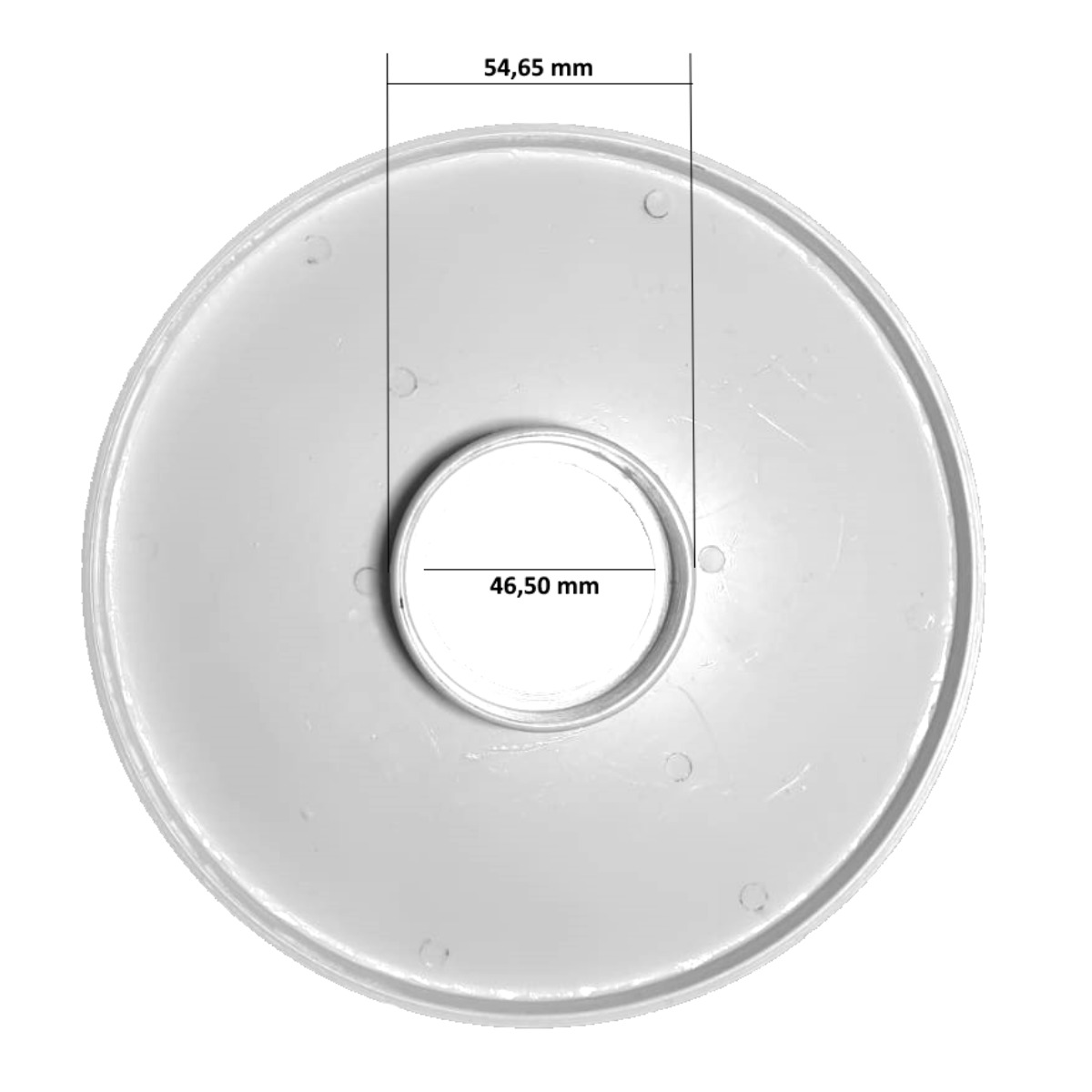 Vediamo un disco di colore bainco, presenta un bordo esterno leggermente rialzato, ha un foro perfettamente circolare alò centro. Attorno al foro centrale c'è un anello o collare rialzato. La superficie tra l'anello centrale e il bordo esterno sembra leggermente concava o inclinata verso il centro. L'immagine indica due diametri relativi all'area centrale: Diametro interno del foro centrale: 46.50 mm (circa 4.65 cm). Diametro esterno dell'anello rialzato attorno al foro: 54.65 mm (circa 5.47 cm).