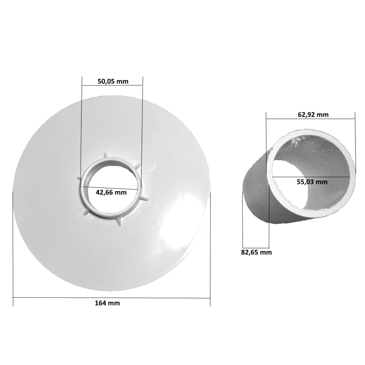 Su di uno sfondo bianco vediamo due componenti. Il disco o piatto posto a sinistra è di colore bianco e presenta un foro centrale circolare un po rialzato con dimensioni indicate nell'immagine, diametro esterno totale del piatto: 164 mm (16.4 cm), diametro interno del foro centrale: 42.66 mm (circa 4.27 cm), diametro esterno del collare rialzato attorno al foro: 50.05 mm (circa 5.0 cm). Mentre a destra vediamo un pezzo di tubo bianco dove sono riportate nell'immagine le dimensioni, lunghezza del cilindro: 82.65 mm (circa 8.27 cm), diametro interno del cilindro: 55.03 mm (circa 5.5 cm), diametro esterno del cilindro: 62.92 mm (circa 6.29 cm).
