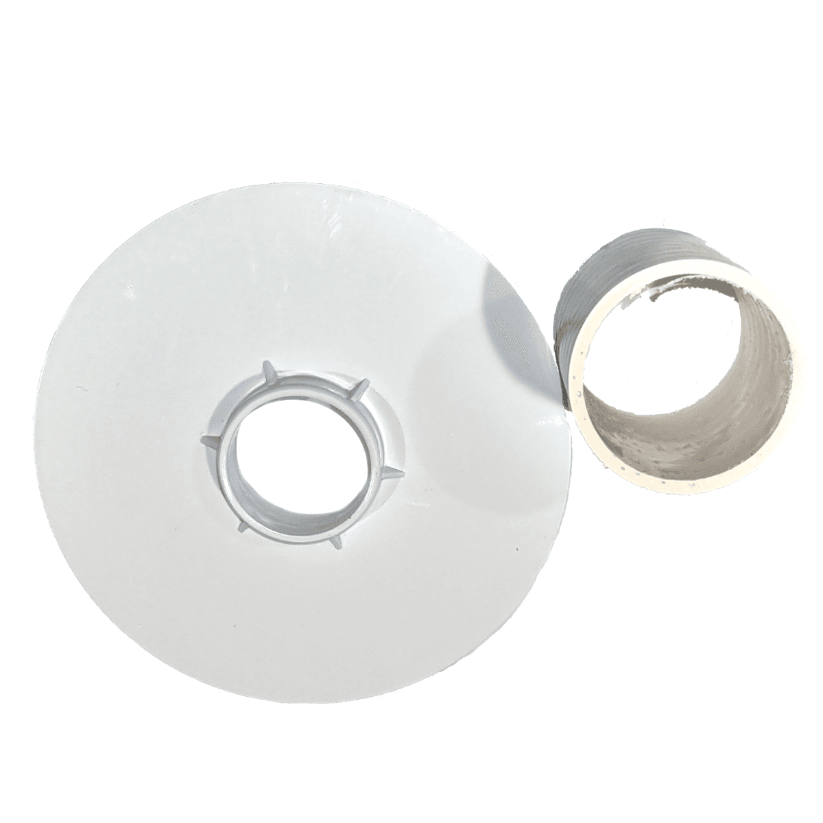 Su uno sfondo bianco notiamo due componenti separati. Il componente a disco sulla sinistra, è un piatto di colore bianco, presenta un foro circolare al centro. Attorno a questo foro c'è un collare leggermente rialzato con delle piccole alette o dentellature rivolte verso l'interno. La superficie del disco sembra leggermente inclinata verso il foro centrale. Il componente cilindrico a destra, è un breve tratto di tubo o un cilindro cavo. Sembra essere un semplice pezzo di tubo rigido tagliato. Potrebbe essere un manicotto, un connettore, uno spessore, o una parte di un raccordo per tubi utilizzato nel sistema idraulico della piscina.