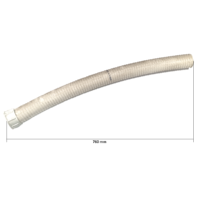 Sullo sfondo bianco vediamo un tubo lungo flessibile di colore bianco, la superficie del tubo è corrugata o anulare per la maggior parte della sua lunghezza. Una delle estremità presenta un raccordo liscio, leggermente più largo del tubo stesso, probabilmente per il collegamento ad alte parti dello skimmer o del sistema di filtrazione. L'immagine indica chiaramente una lunghezza totale di 760 mm (millimetri), pari a 76 centimetri.