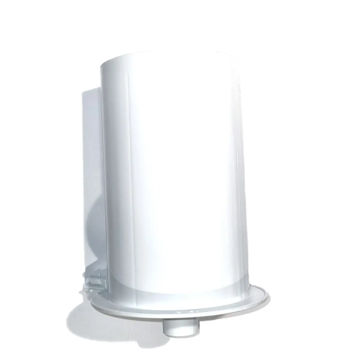 Corpo skimmer per depuratori esterni Piscine Laghetto Su di uno sfondo bianco vediamo un'oggetto di forma prevalentemente cilindrica e di colore bianco. Alla base presenta una flangia circolare più larga rispetto al corpo principale. Sotto la flangia, al centro, si nota un piccolo raccordo o uscita. Sembra essere realizzato in materiale plastico.