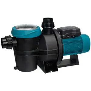 Pompa per piscina presentata su uno sfondo bianco. La pompa è composta da due sezioni principali: un pre-filtro sulla sinistra e il corpo motore sulla destra. La combinazione di colori è prevalentemente nera con dettagli in turchese. Ha una forma cilindrica con un coperchio superiore trasparente e un anello di chiusura turchese con delle scanalature per facilitare la presa. Sul lato sinistro è presente un raccordo nero per il tubo di aspirazione, con un anello di serraggio nero. Nella parte superiore del pre-filtro si nota un raccordo nero con un tappo nero. La sezione corpo motore (a destra), è collegata direttamente al pre-filtro. Il corpo motore è nero con delle alette di raffreddamento orizzontali di colore turchese. Sulla parte superiore del motore si trova una scatola di derivazione nera per i collegamenti elettrici. La pompa è montata su una base nera che le conferisce stabilità.