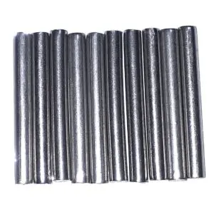 Vediamo un gruppo compatto di 11 perni metallici cilindriche identiche, disposte verticalmente una accanto all'altra su uno sfondo bianco. Le spine appaiono solide e realizzate in metallo con una finitura lucida e brillante, simile all'acciaio inox lucidato o al metallo cromato. La superficie riflette la luce, mostrando delle leggere striature verticali dovute alla finitura o alle riflessioni.