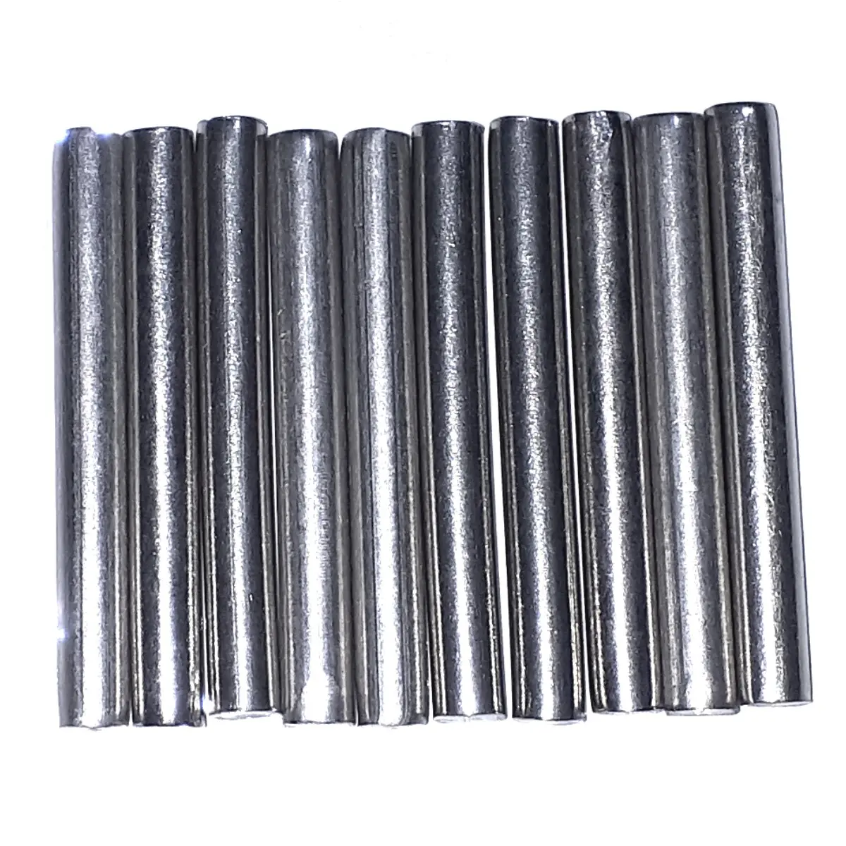 Vediamo un gruppo compatto di 11 perni metallici cilindriche identiche, disposte verticalmente una accanto all'altra su uno sfondo bianco. Le spine appaiono solide e realizzate in metallo con una finitura lucida e brillante, simile all'acciaio inox lucidato o al metallo cromato. La superficie riflette la luce, mostrando delle leggere striature verticali dovute alla finitura o alle riflessioni.