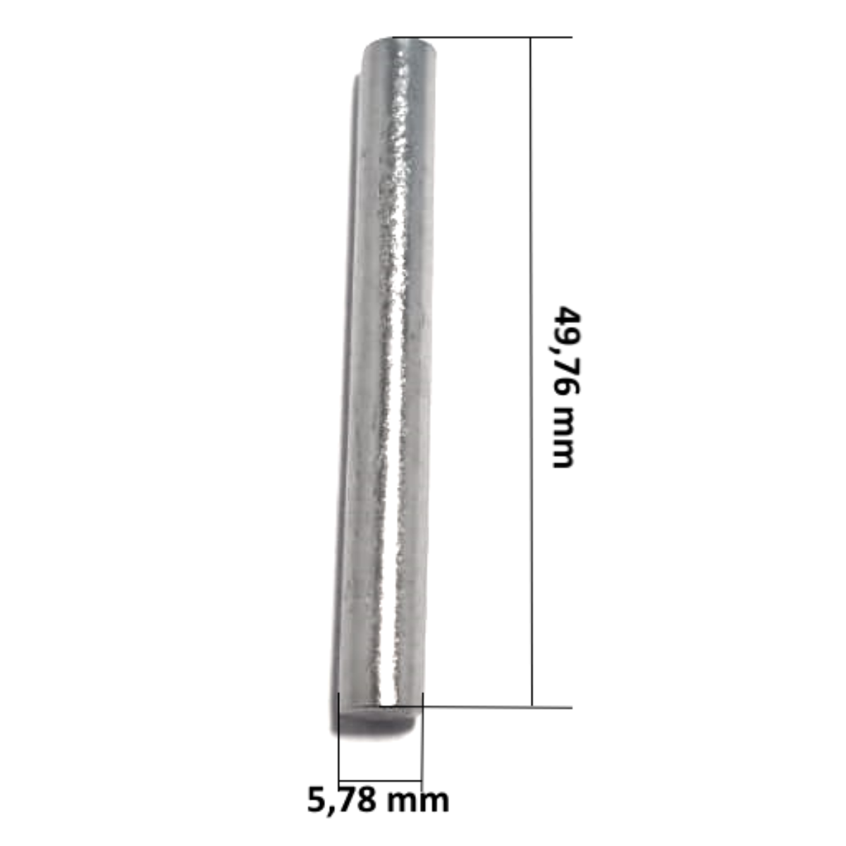 Notiamo un singolo perno cilindrico metallico, posizionato verticalmente su uno sfondo bianco uniforme. Il perno appare solido, realizzato in metallo con una finitura superficiale lucida (probabilmente acciaio inox o simile), che riflette la luce mostrando leggere striature verticali. Ha estremità piatte e tagliate dritte. Sono presenti due linee di quotatura che ne indicano le dimensioni esatte: La lunghezza totale del perno (mostrata verticalmente) è di 49,76 mm. Il diametro del perno (mostrato orizzontalmente alla base) è di 5,78 mm.