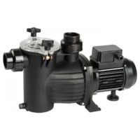 Saci Optima La pompa è di colore nero e presenta un design compatto con un pre-filtro integrato nella parte anteriore. Il coperchio del pre-filtro è trasparente e ha due manopole nere per la chiusura. Sul corpo della pompa sono visibili gli attacchi per le tubazioni, uno laterale e uno superiore, entrambi filettati. Il motore elettrico è posizionato nella parte posteriore. La pompa è appoggiata su una base integrata. Lo sfondo bianco permette di isolare il prodotto.