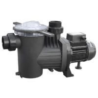 Saci Winner Pompa per piscina del marchio Saci, modello Winner 1.5 HP, presentata su uno sfondo bianco. La pompa è composta da due sezioni principali di colore grigio scuro/nero: un pre-filtro sulla sinistra e il corpo motore sulla destra. Sezione pre-filtro (a sinistra): Ha una forma cilindrica con un coperchio superiore trasparente, mantenuto in posizione da una ghiera nera a vite. Sul lato sinistro si trova un raccordo filettato con un anello di serraggio nero per il collegamento del tubo di aspirazione. Nella parte superiore del pre-filtro è presente un altro raccordo filettato verticale con un tappo nero. Sezione corpo motore (a destra): È collegata direttamente al pre-filtro tramite una flangia. Il corpo motore presenta delle alette di raffreddamento orizzontali. Sulla parte superiore del motore si trova una scatola di derivazione nera per i collegamenti elettrici. La pompa è montata su una base nera che le conferisce stabilità.