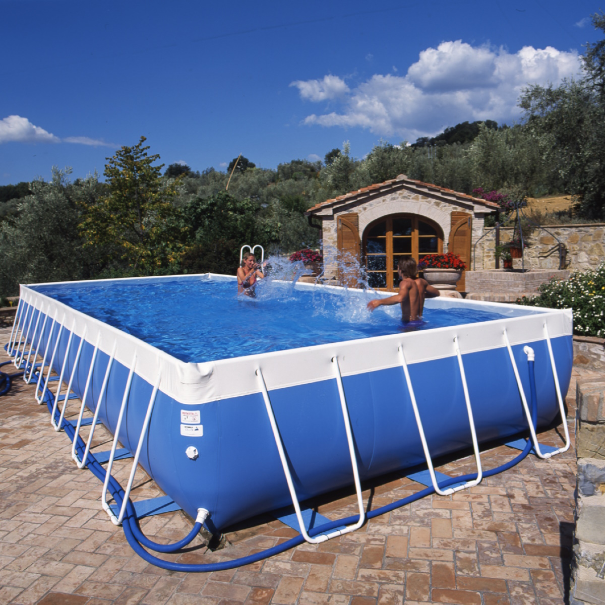 Piscina Laghetto classic, montata fuoriterra con persone che fanno il bagno