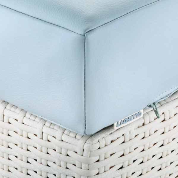 Dettaglio cuscineria per piscina Laghetto Playa, in questa immagina si vede spigolo cuscino colore grey su pannello in rattan bianco