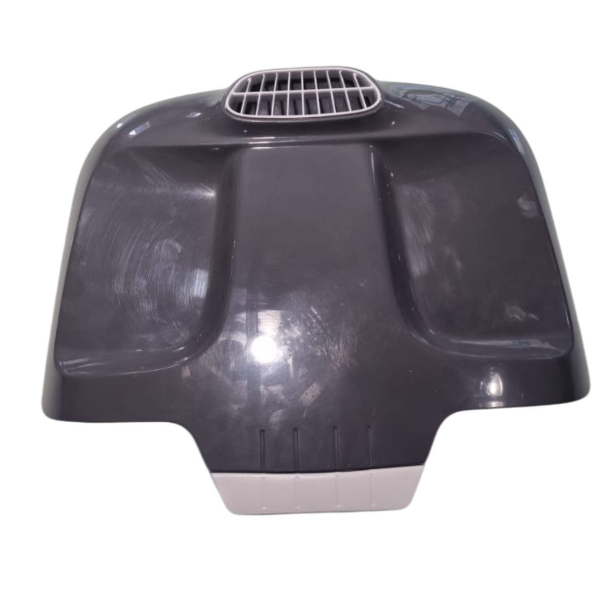 Coperchio superiore di ricambio di colore grigio scuro lucido, realizzato in materiale plastico resistente, per robot pulitore per piscina. Il coperchio presenta una forma sagomata e aerodinamica, con una griglia di scarico o ventilazione ovale di colore grigio chiaro integrata centralmente sulla parte superiore. La sezione inferiore del coperchio è caratterizzata da una fascia rettangolare di colore grigio chiaro a contrasto, dotata di piccole scanalature verticali, probabilmente per l'aggancio o per motivi estetici.