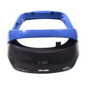Componente di ricambio per robot pulitore piscina, caratterizzato da una sezione superiore aperta di colore blu acceso che funge da maniglia o supporto strutturale. La parte inferiore è una carenatura curva di colore grigio scuro opaco, riportante le scritte bianche 'S 400' al centro, 'maytronics' sul lato sinistro e il logo 'Dolphin' con un'immagine stilizzata di un delfino sul lato destro. Realizzato presumibilmente in materiale plastico resistente, adatto all'uso in acqua.