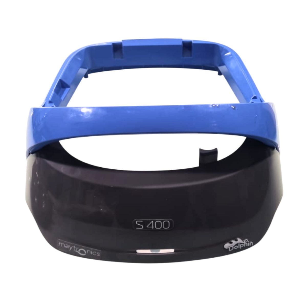 D99952399-ASSY Componente di ricambio per robot pulitore piscina, caratterizzato da una sezione superiore aperta di colore blu acceso che funge da maniglia o supporto strutturale. La parte inferiore è una carenatura curva di colore grigio scuro opaco, riportante le scritte bianche 'S 400' al centro, 'maytronics' sul lato sinistro e il logo 'Dolphin' con un'immagine stilizzata di un delfino sul lato destro. Realizzato presumibilmente in materiale plastico resistente, adatto all'uso in acqua.