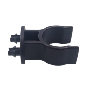 Piccolo componente di fissaggio o clip di colore nero, realizzato in materiale plastico, per robot pulitore per piscina. L'elemento presenta una sezione a "C" aperta, progettata per agganciare o trattenere un cavo o un altro pezzo cilindrico. Sul lato opposto alla clip, si trovano due perni di innesto con alette, destinati al montaggio a pressione su una struttura del robot. La forma complessiva è compatta e funzionale al bloccaggio di parti.
