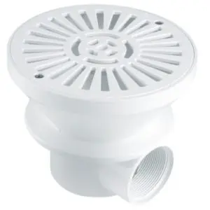 Scarico di fondo con griglia circolare, presentato su uno sfondo bianco. Lo scarico è composto da due parti principali: una griglia superiore circolare e un corpo inferiore con attacco laterale. Griglia superiore: Ha una forma circolare con un bordo piatto e una griglia centrale a fessure radiali.Al centro della griglia si nota un design circolare più fitto con un piccolo foro centrale e altri fori più piccoli disposti concentricamente. La griglia è fissata al corpo inferiore tramite due viti in acciaio inossidabile, visibili sul bordo. Corpo inferiore: È di forma cilindrica nella parte superiore e si restringe verso il basso. Sul lato si trova un attacco filettato di 2 pollici per il collegamento alla tubazione del sistema di drenaggio della piscina. L'interno dell'attacco filettato è visibile. La parte inferiore del corpo presenta un'ulteriore apertura. L'intero scarico è realizzato in plastica bianca. Il design con griglia circolar