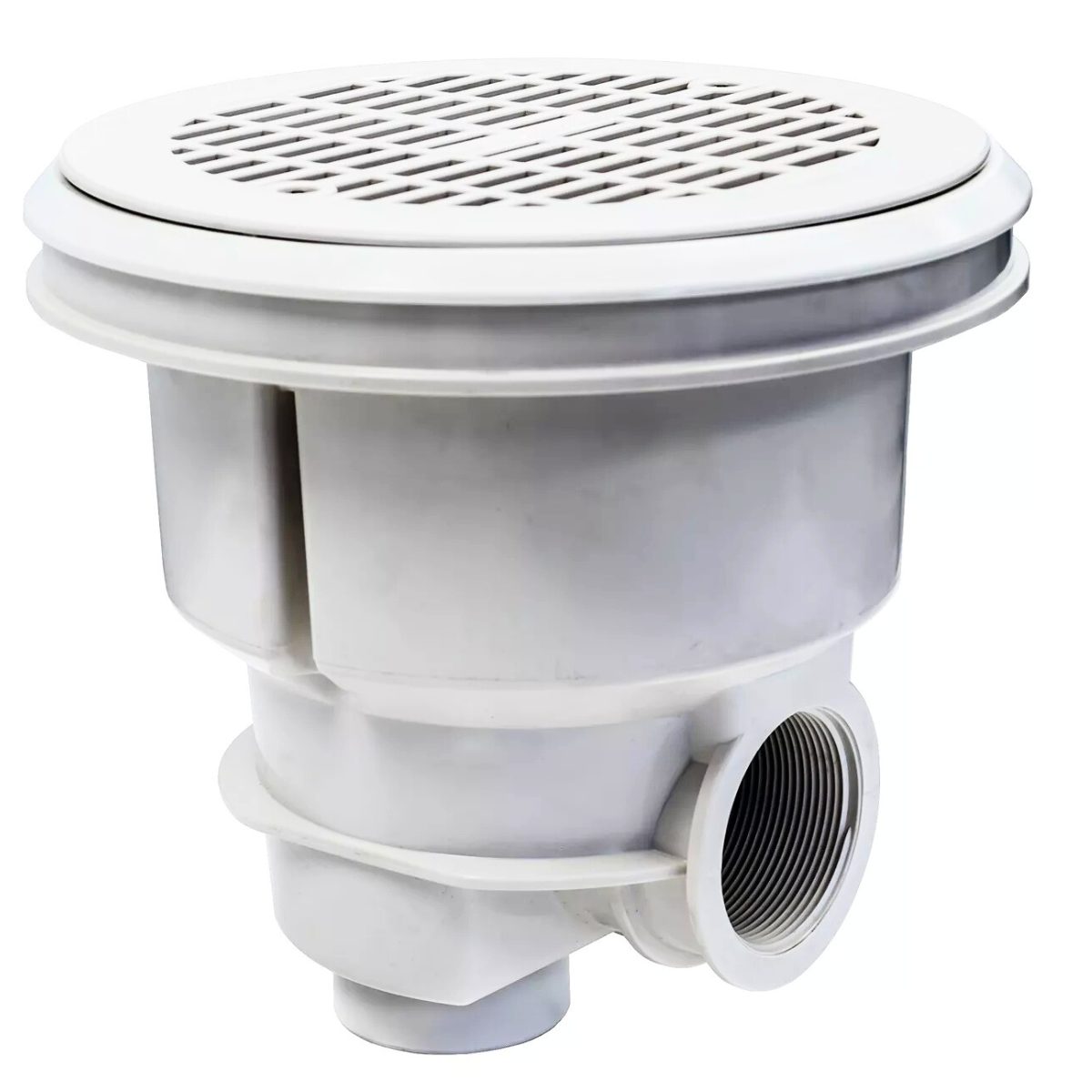 Scarico di fondo NORM Astralpool Scarico di fondo rotondo di colore bianco, presentato su uno sfondo bianco. Lo scarico ha una forma circolare con una superficie superiore piatta e un corpo cilindrico sottostante. La superficie superiore presenta una griglia con numerosi piccoli fori rettangolari disposti in cerchi concentrici e linee radiali. La griglia è leggermente rialzata rispetto al bordo esterno, che è piatto e liscio. Sul bordo esterno della superficie superiore sono visibili due fori, posizionati diametralmente opposti, destinati all'inserimento di viti per il fissaggio al fondo della piscina. La parte inferiore dello scarico mostra un corpo cilindrico con un raccordo filettato laterale per il collegamento al sistema di tubazioni della piscina. L'interno del raccordo laterale presenta una filettatura ben definita. L'intero componente è realizzato in materiale plastico di colore bianco. Il design con la griglia fitta e i fori rettangolari è tipico degli scarichi di fondo per piscina, progettati per garantire un'aspirazione sicura ed efficiente dell'acqua.