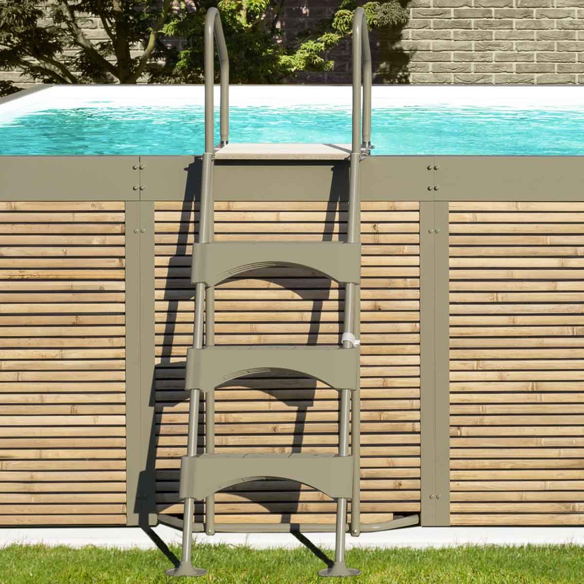 Scaletta Piscina Laghetto Antea Scaletta per accesso piscina Laghetto Antea, della scaletta si vedela parte esterna, parte che è ribaltabile per una maggiore sicurezza.