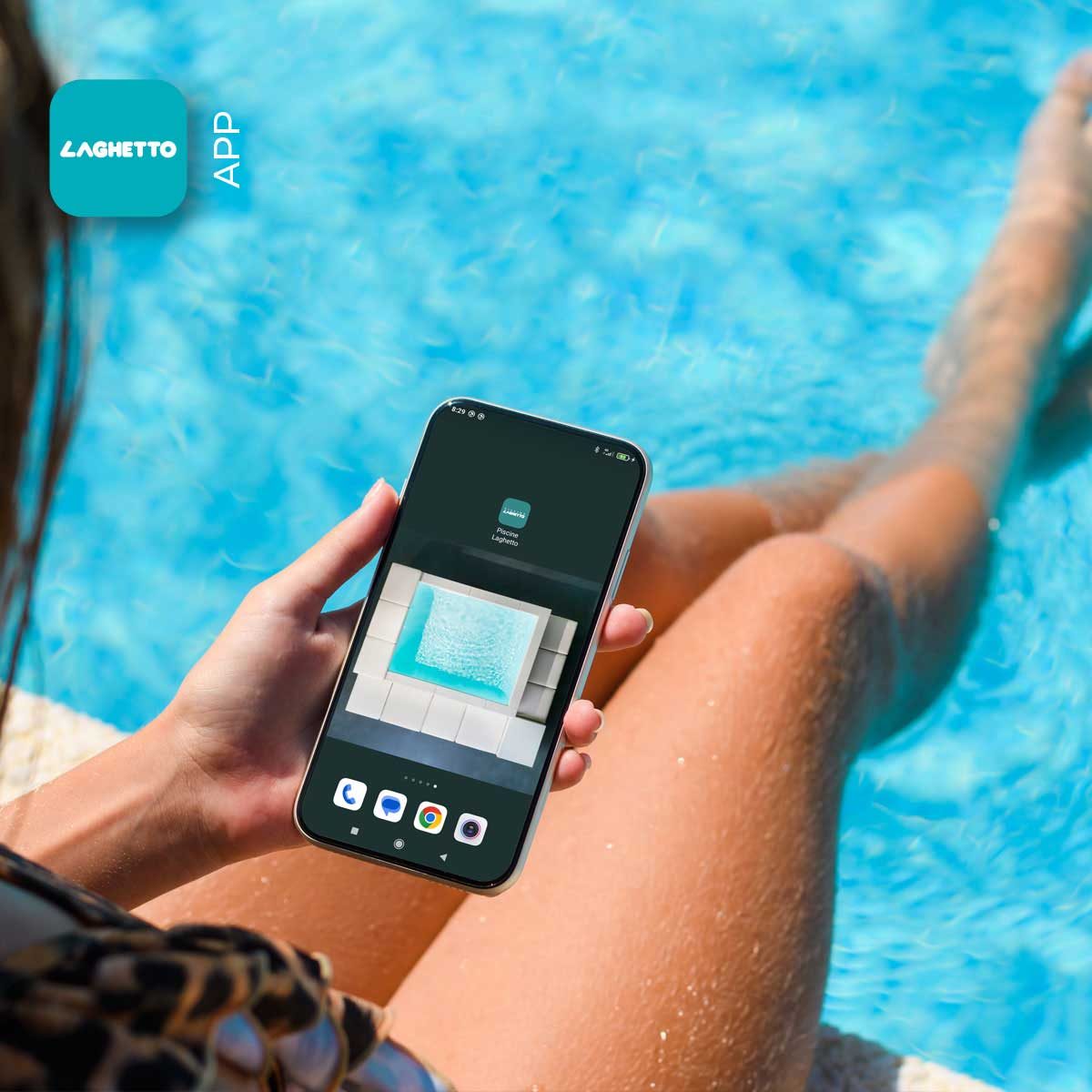 App Piscine Laghetto per minipiscina Playa Una persona seduta sul bordo di una piscina, con le gambe immerse nell'acqua cristallina. La persona tiene in mano un telefono cellulare, mostrando uno screenshot di un'app con il logo "LAGHETTO APP". L'immagine trasmette una sensazione di relax e spensieratezza, tipica di una giornata trascorsa in piscina. L'attenzione è focalizzata sull'app "LAGHETTO APP", suggerendo che potrebbe essere utile per gestire o controllare la piscina.