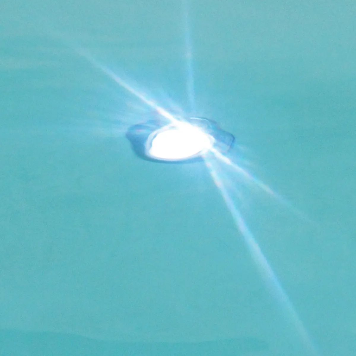 Faretto a led per piscina Dolcevita Faretto a led per illuminazione della piscina, attaccato al telod ella piscina laghetto Dolcevita.