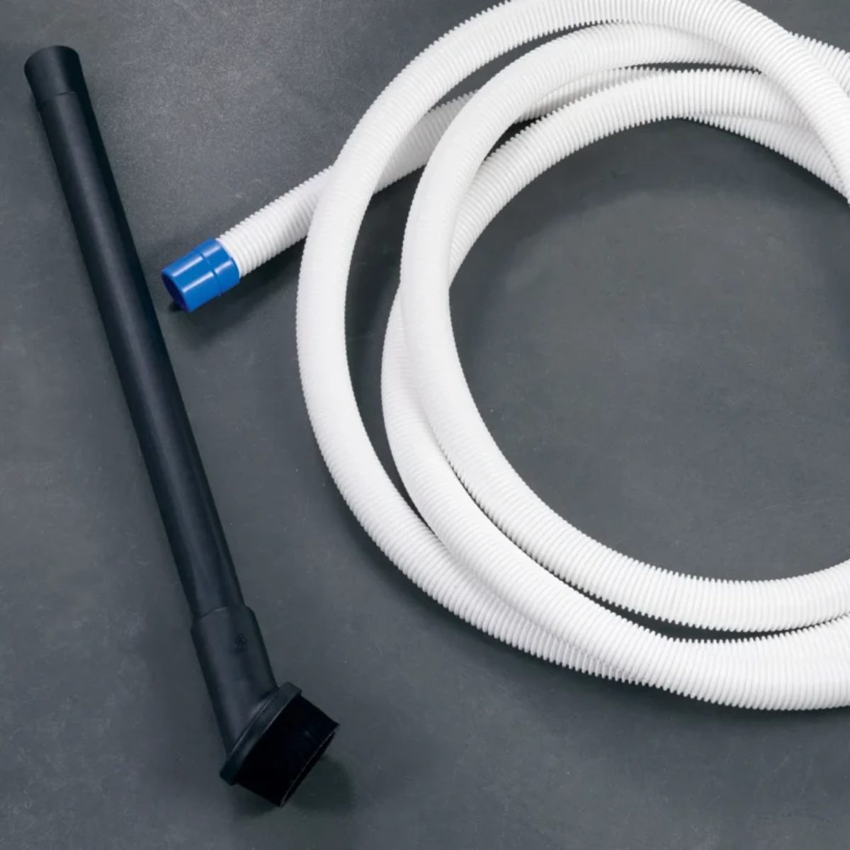 Kit pulizia fondo Piscine Laghetto per minipiscina Playa Spazzola e tubo aspirafango per la pulizia del fondo della piscina Laghetto Playa. L'immagine mostra due tubi, uno nero che serve come manico per la spazzola e uno bianco che lo collega allo skimmer. Il tubo nero è rigido e ha attaccata ad un'estremità la spazzolina rotonda per la pulizia del fondo della vasca . Il tubo bianco è flessibile e corrugato, avvolto a spirale. Entrambi i tubi sono realizzati in plastica.