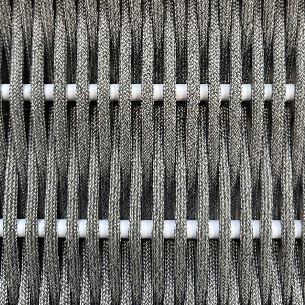 Particolare del pannello della piscina Ninfea Thyni l'intreccio della corda nautica è realizzato a mano da artigiani esperti. Colore DOLOMITI GREY