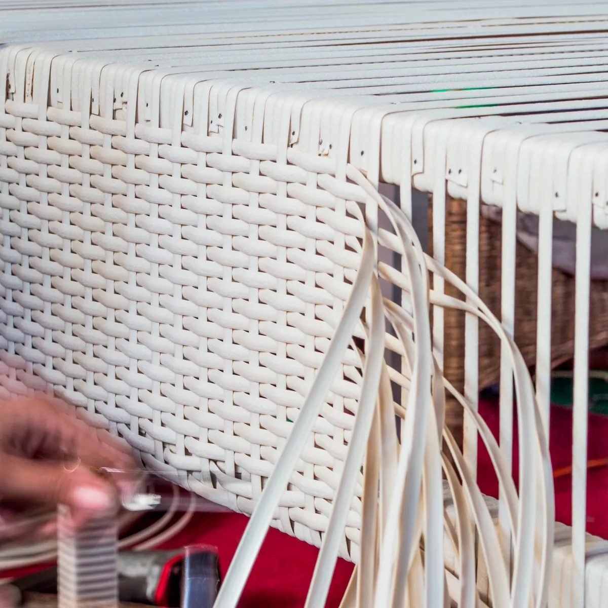 Pannello Dolcevita intrecciato a mano Come vengono realizzatii pannelli delle piscine Laghetto Dolcevita. L’intreccio a mano della fibra sintetica segue un processo artigianale che richiede precisione e cura nei dettagli.