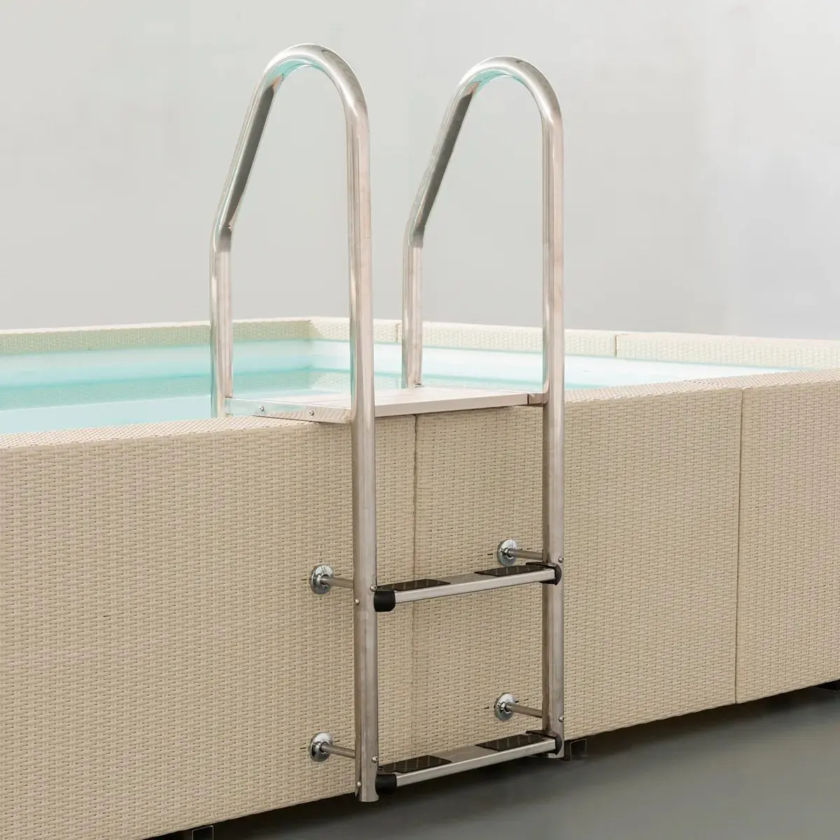 Scaletta Piscina Laghetto Divina Infinity colore Grigio Scaletta Luxury in acciaio inox AISI316, la scaletta Luxury di Laghetto Divina con gradini antiscivolo e un elegante balconcino in legno composito, in perfetta armonia con i pannelli di rivestimento.