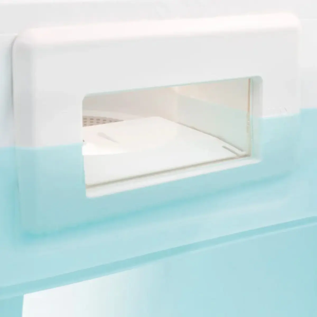 Skimmer Minipiscina Laghetto Playa Un dettaglio ravvicinato di uno skimmer per piscina, incassato nella parete della piscina. Lo skimmer è di colore bianco e ha una forma rettangolare con angoli arrotondati. Lo skimmer è l'elemento principale dell'immagine. È posizionato orizzontalmente e presenta un'apertura rettangolare attraverso la quale l'acqua della piscina viene aspirata per la filtrazione. L'apertura dello skimmer mostra il cestello prefiltro della Playa. La parte inferiore dell'immagine mostra la parete della piscina sommersa con una fascia di colore azzurro chiaro che rappresenta il livello dell'acqua. Il design dello skimmer è moderno e pulito, con linee semplici e angoli arrotondati.