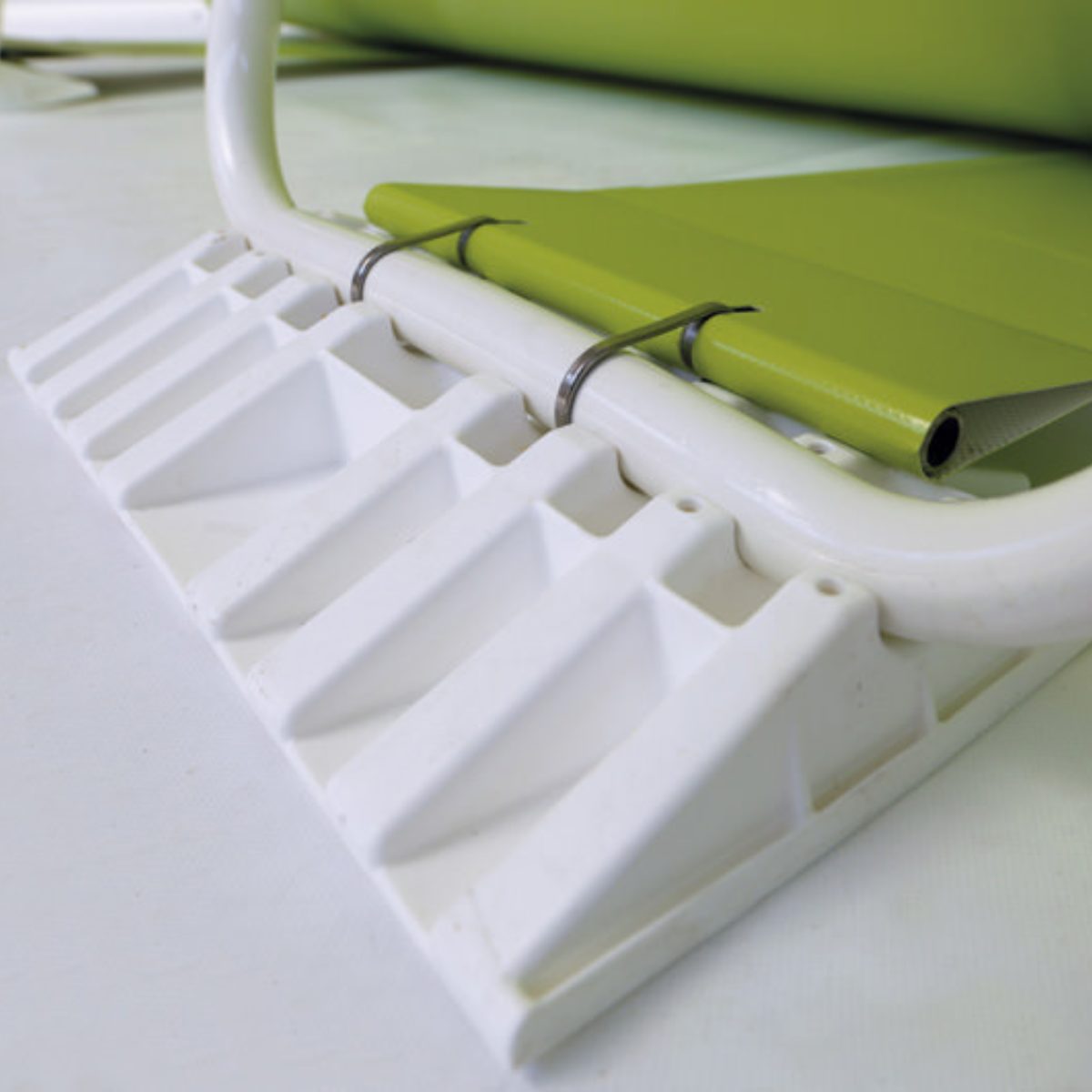 Tavoletta sottopiede Laghetto installata su piscina Tavoletta sottopiede Laghetto installata sul palo di una Laghetto POP! colore del telo verde