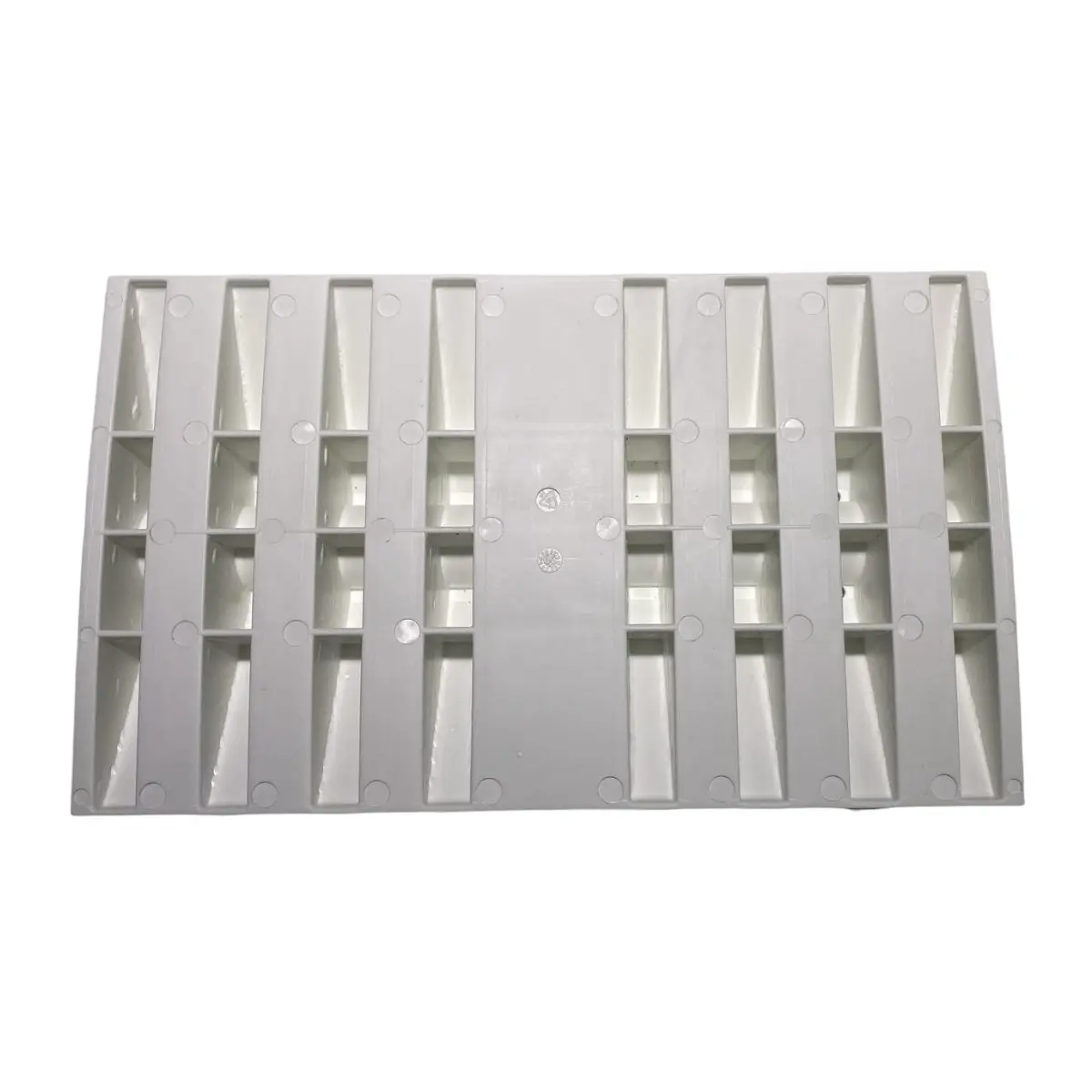 Tavoletta sottopiede Laghetto, in materiale plastico bianco. La tavoletta è vista dal basso.