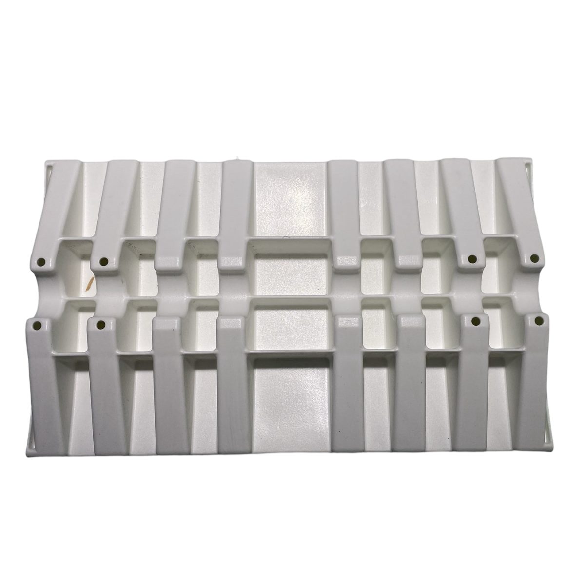 Tavoletta sottopiede Laghetto parte superiore Tavoletta sottopiede Laghetto, in materiale plastico bianco. La tavoletta è vista dall'alto.