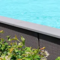 Particolare bordo in ecolegno colore grigio per Piscina Laghetto Dolcevita Rattan e Naked