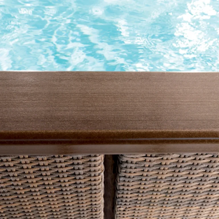Particolare bordo in ecolegno colore marrone per Piscina Laghetto Dolcevita Rattan e Naked