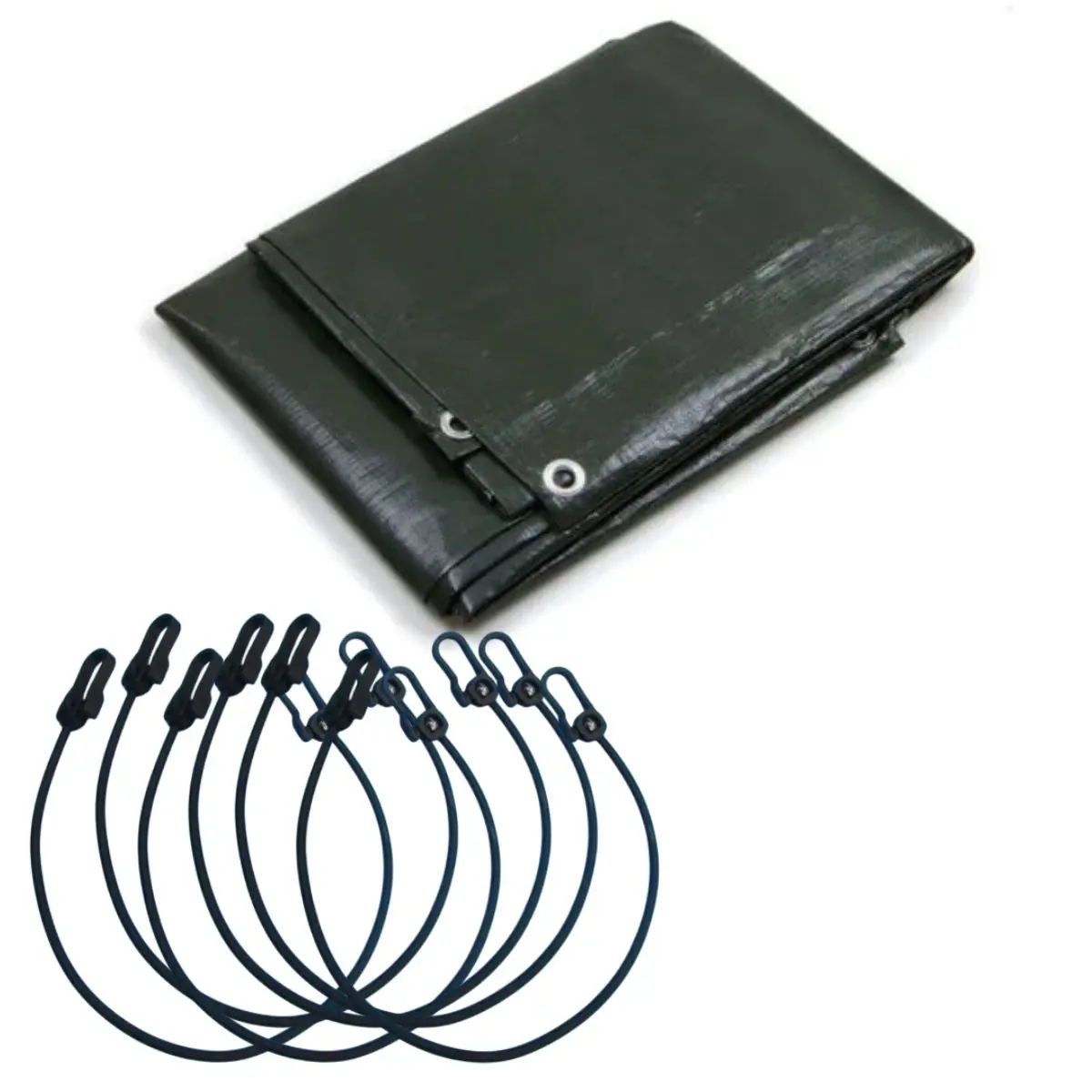 Su di uno sfondo bianco si vedeno un set di accessori per il telo impermiabile. Il telo è di colore verde, è piegato e mostra alcuni occhielli metallici argentati lungo il bordo. Subito sotto sei elastici di colore verde scuri con ganci di plastica. Accanto si notano dei bloccaggi di colore verde scuro con una forma allungata con la parte rotonda con un foro centrale con viti argentate.