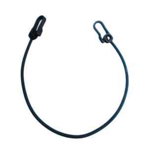 Un cordino elastico verde molto scuro si curva su uno sfondo bianco. Alle estremità, due ganci in plastica nera presentano un meccanismo di bloccaggio a scatto. Il cordino ha una sezione circolare e appare teso, formando un anello aperto. Un piccolo elemento di plastica verde molto scusa è visibile nel punto in cui il cordino si connette a ciascun gancio.