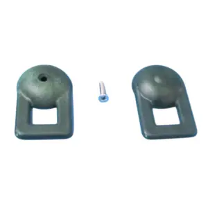 Due supporti in plastica verde scuri, dalla forma arrotondata superiormente e con un foro quadrato nella parte inferiore, affiancano una piccola vite autofilettante con testa piatta e impronta a croce. I supporti presentano una leggera bombatura nella parte superiore, in corrispondenza del foro passante centrale. La vite è orientata verticalmente, con la testa rivolta verso l'alto. Tutti gli oggetti sono isolati su uno sfondo bianco uniforme.