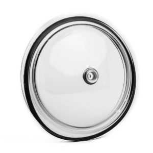 Sullo sfondo bianco notiamo un cerchio trasparente presumibilmente un coperchio messo in verticale con un foro centrale rivestito in acciaio grigio. Intorno notiamo un'altro cerchio di colore nero, presumibilmente una guarnizione di gomma.