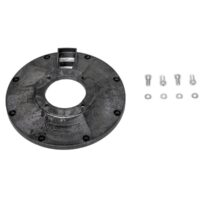 4405010332 Sullo sfondo bianco vediamo un pezzo di plastica circolare di colore nero con un grosso foro al centro. Esternamento si notano dei fori più piccoli, presumibilmente dei buchi per le viti di fissaggio. Lateralmente vediamo delle viti di colore grigio.