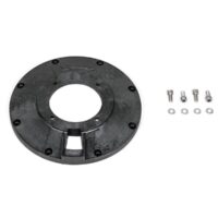 4405010333 Sullo sfondo bianco vediamo un pezzo di plastica circolare di colore nero con un grosso foro al centro. Esternamento si notano dei fori più piccoli, presumibilmente dei buchi per le viti di fissaggio. Lateralmente vediamo delle viti di colore grigio.