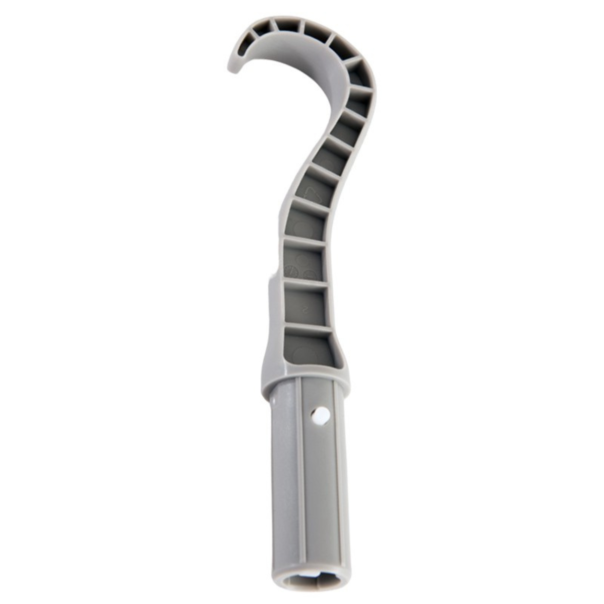 Sullo sfondo bianco si nota un'oggetto ha una forma allungata e curva, che ricorda un uncino o un gancio modificato. La sua sagoma è a "S" allungata o a uncino con una curva accentuata.La parte inferiore è dritta e tubolare, chiaramente progettata per essere inserita e fissata a un'asta o un manico telescopico standard, come quelli utilizzati per la pulizia delle piscine.