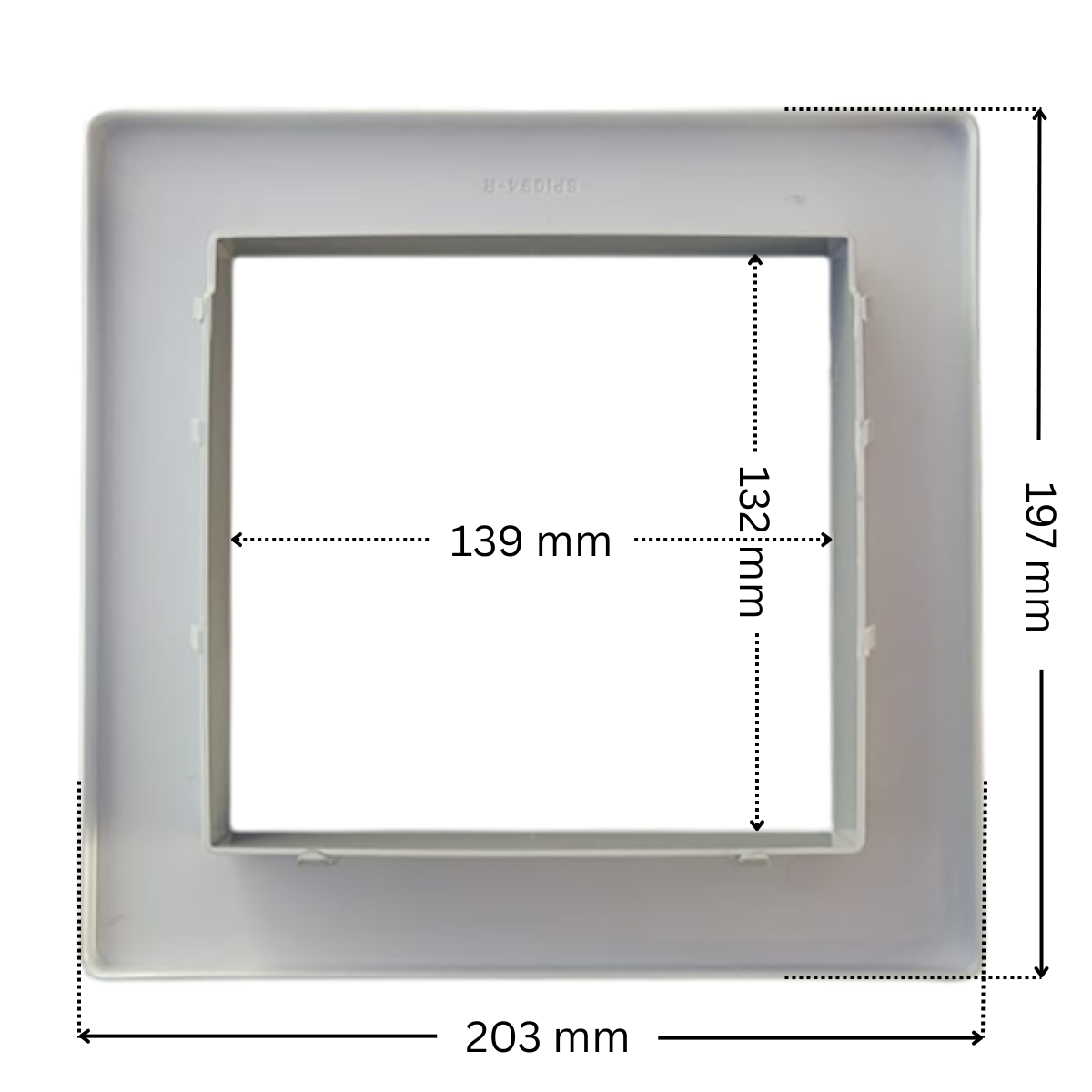 Copriflangia ricambio per skimmer SP1094, SP1097 Hayward, forma rettangolare con foro centrale rettangolare. Dimensioni indicate: larghezza esterna 203 mm, altezza esterna 197 mm, larghezza interna del foro rettangolare 139 mm, altezza interna del foro rettangolare 132 mm.